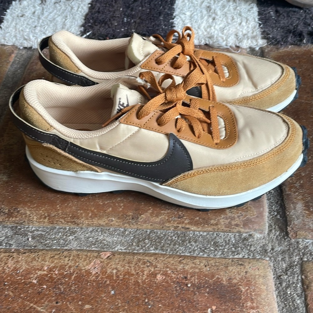 Tan Nike sneakers / trainers